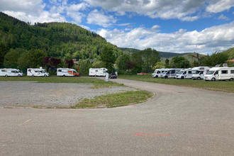 Eine geschotterte Fläche. Auf der linken Seite sowie auf der rechten Seite des Platzes stehen jeweils 4 Wohnmobile. Im Hintergrund ist ein bewaldeter Berg. Eberbach im Odenwald. | © Stadt Eberbach