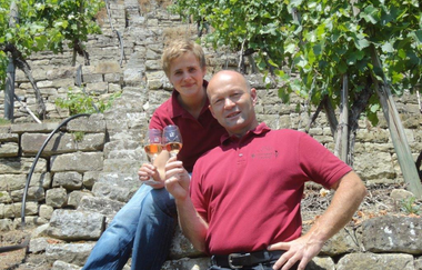 Famile Schaaf an den Weinreben mit jeweils einem Glas Wein in der Hand | © Weingut Schaaf