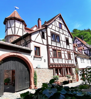 Fachwerkhaus mit großem Torbogen zum Innenhof. | © Jasmin Wolf