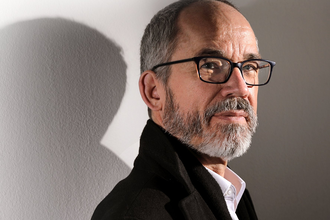 Portrait des Künstlers vor einer Wand. die seinen Schatten wirft