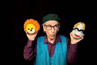 Mann mit Kappe hat Plüschtiere in der Hand