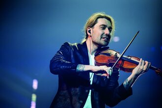 David Garrett steht mit seiner Geige auf der Bühne. | © Reiner Pfisterer