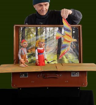 Bühnenkulisse mit Spielfiguren, im Hintergrund der Künstler | © Figurenthater Fex