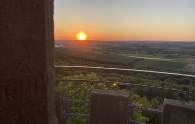 Sonnenuntergang in der Ferne mit Landschaft und Aussicht von einem Turm | © Nicole Betz