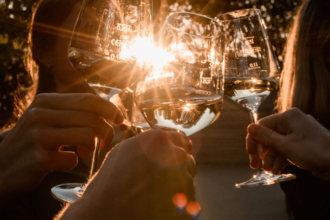 Weingläser beim Anstoßen Landgut Steng | © Jana Reichert Photography