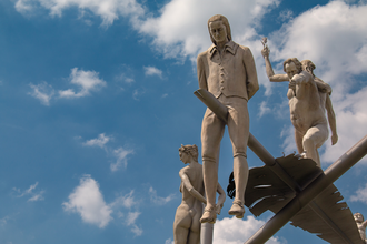 Blick auf das Kunstwerk "Hölderlin im Kreisverkehr“ bei Lauffen am Neckar. | © Stadt Lauffen am Neckar