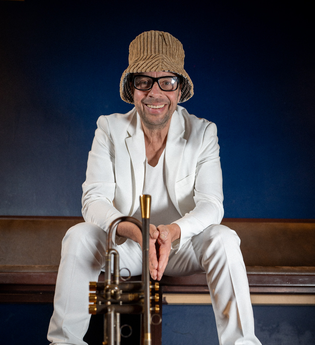 Mann mit Trompete sitzend | © Soundsgood Agency