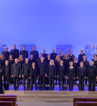 Chormitglieder auf einer Bühne