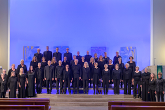 Chormitglieder auf einer Bühne