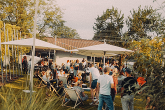 Fest mit Liegestühlen und Schirmen außerhalb | © Neckar-Zaber-Tourismus e.V.