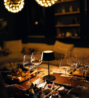 Käse- & Weinverkostung | © Aleksandr Krupetskov