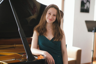 Künstlerin vor einem Flügel