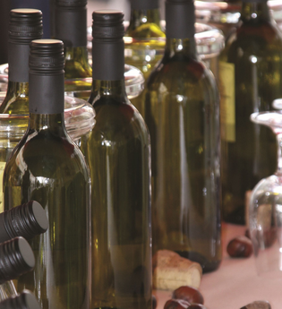 Flaschen und Gläser auf einem Tisch | © Maria Zimmermann