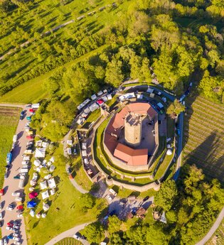 Das Mittelalterfest von oben mit Burg und Ständen