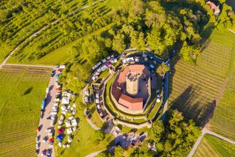 Das Mittelalterfest von oben mit Burg und Ständen