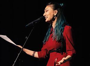 Foto einer Slammerin | © Music & Poetry (Foto: Yasmin Abbas)