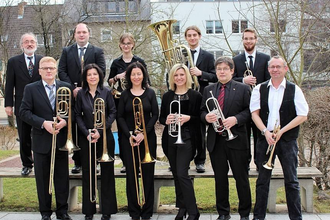 Das Foto zeigt die Musiker mit ihren Instrumenten