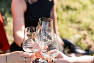 Dame mit Weingläsern, Landgut Steng | © Jana Reichert Photography