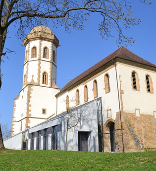 Die Stiftskirche an einem sonnigen Tag im Winter