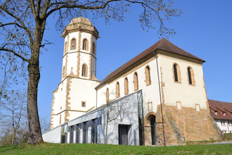 Die Stiftskirche im Winter bei Sonnenschein
