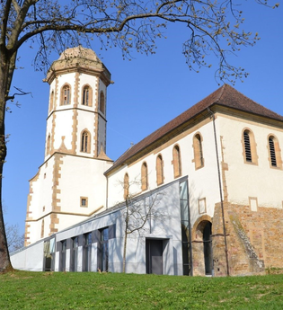 Die Stiftskirche im Winter bei Sonnenschein