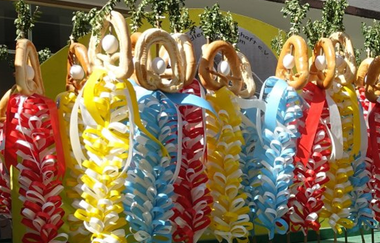 Bunte Sommertagsstecken mit Brezel. | © Maria Zimmermann