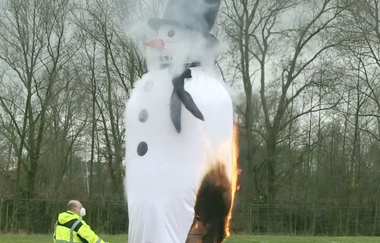 Ein Schneemann aus Stoff wird verbrannt. | © Stadt Weinheim
