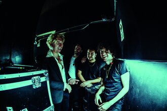 Photo der Gruppe TheKooks, auf der Bühne stehend. | © Maria Villanueva