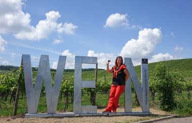 Weinausschank mit WEIN-Fotospot im Bühl | Dame mit Weinglas | © Neckar-Zaber-Tourismus e.V.