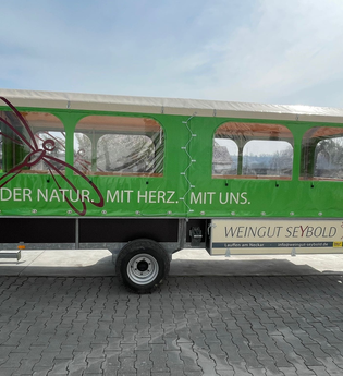 Planwagen Fräulein Lybell | Weingut Seybold | Fahrt durch die Weinberge des Weinsüden Weinorts Lauffen am Neckar