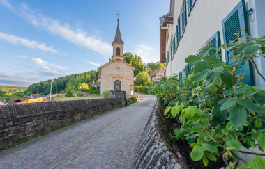 Kirche Neidenstein mit Straße im Vordergrund | © Stadt Sinsheim