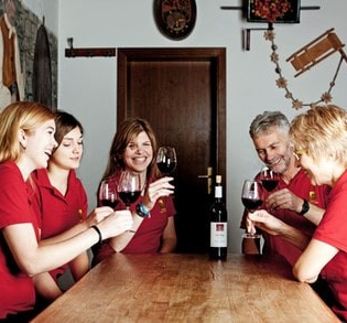 Familie Holzwarth gemeinsam am Tisch | Weingut Holzwarth mit Besenwirtschaft Spundloch | Brackenheim | © Neckar-Zaber-Tourismus e.V.