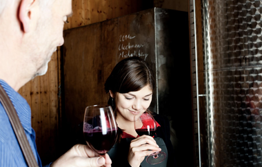 Weinverkostung eines Rotweins | Weingut Holzwarth mit Besenwirtschaft Spundloch | Brackenheim | © Neckar-Zaber-Tourismus e.V.