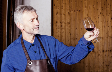 Herr Holzwarth verkostet einen Rotwein | Weingut Holzwarth mit Besenwirtschaft Spundloch | Brackenheim | © Neckar-Zaber-Tourismus e.V.