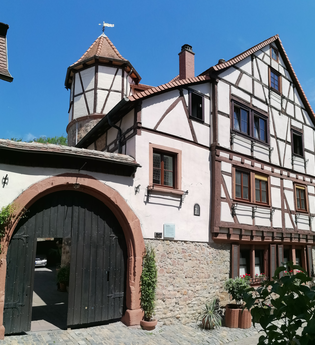 Fachwerkhaus mit großen Rundbogentor und Turm | © Stadt Weinheim - Jasmin Wolf