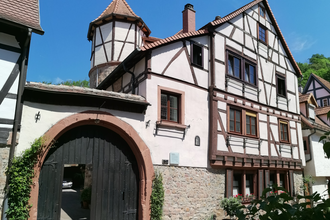 Fachwerkhaus mit großen Rundbogentor und Turm | © Stadt Weinheim - Jasmin Wolf