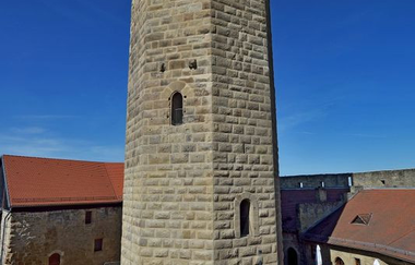 Blick auf den Bergfried der Burg Steinsberg unter blauem Himmel | © Stadtverwaltung Sinsheim