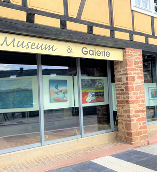 Sicht auf wenige Bilder der Bürgergalerie in Wiesenbach