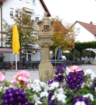 Brunnenweible mit Blumen am Marktplatz Waibstadt | © Stadt Sinsheim