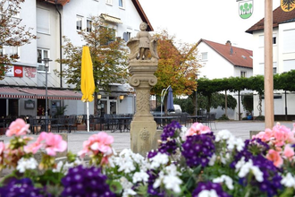 Brunnenweible mit Blumen am Marktplatz Waibstadt | © Stadt Sinsheim