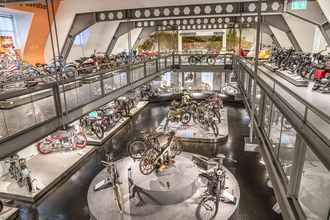 Blick von oben in die Sammlung des DEMOMU | © Deutsches Motorradmuseum Neckarsulm