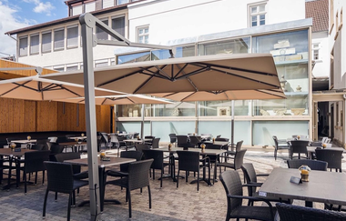 Außenterrasse Restaurant Drei Könige mit Sonnenschirm