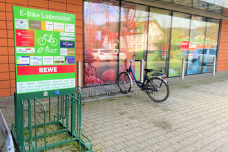 E-Bike Ladestation vor dem Rewe in Bammental.