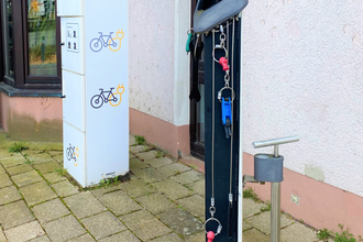 E-Bike Ladestation neben der Radservicestation