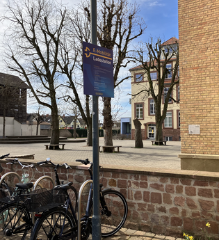 Fahrradabstellmöglichkeiten und E-Bike Ladestation