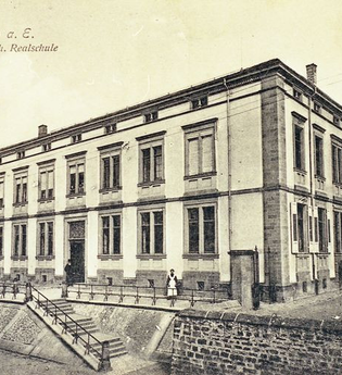 Altes Schwarzweiß Foto der ehem. Oberrealschule mit Treppenaufgang | © Stadt Sinsheim