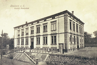 Altes Schwarzweiß Foto der ehem. Oberrealschule mit Treppenaufgang | © Stadt Sinsheim