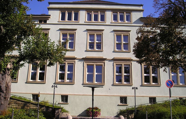 Blick von der Straße auf die ehemalige renovierte Oberrealschule | © Stadt Sinsheim