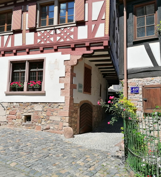 Blick in den Hof zwischen zwei Fachwerkgebäuden wo einst der Judenturm stand. | © Stadt Weinheim - Jasmin Wolf
