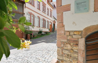 Ein Hinweisschild an einer Seite des Fachwerkgebäudes. | © Stadt Weinheim - Jasmin Wolf